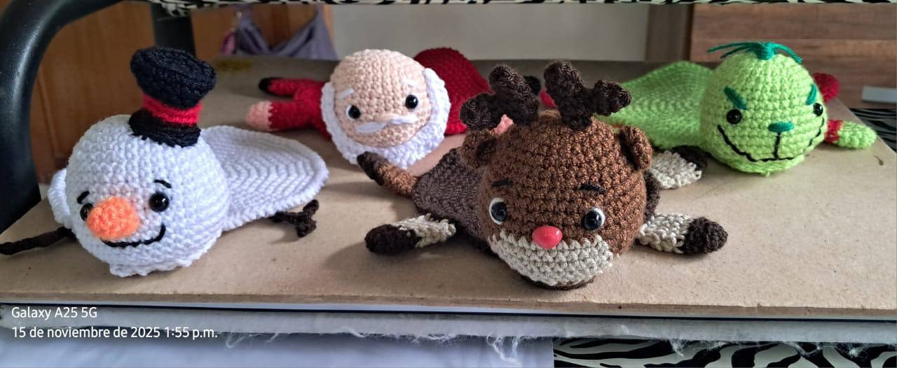 Esferas navideñas recién tejidas