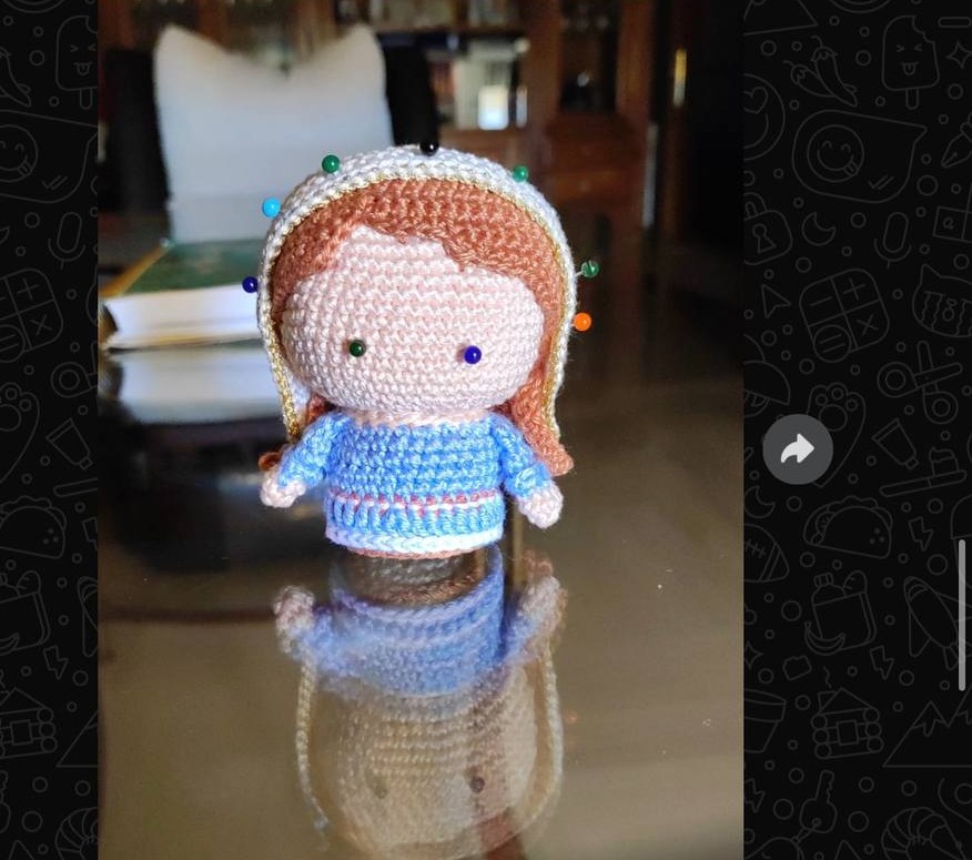 Figura de pesebre en proceso de tejido